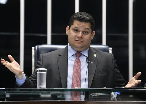 Alcolumbre contraria família Bolsonaro e amplia prazo para CPI das Fake News