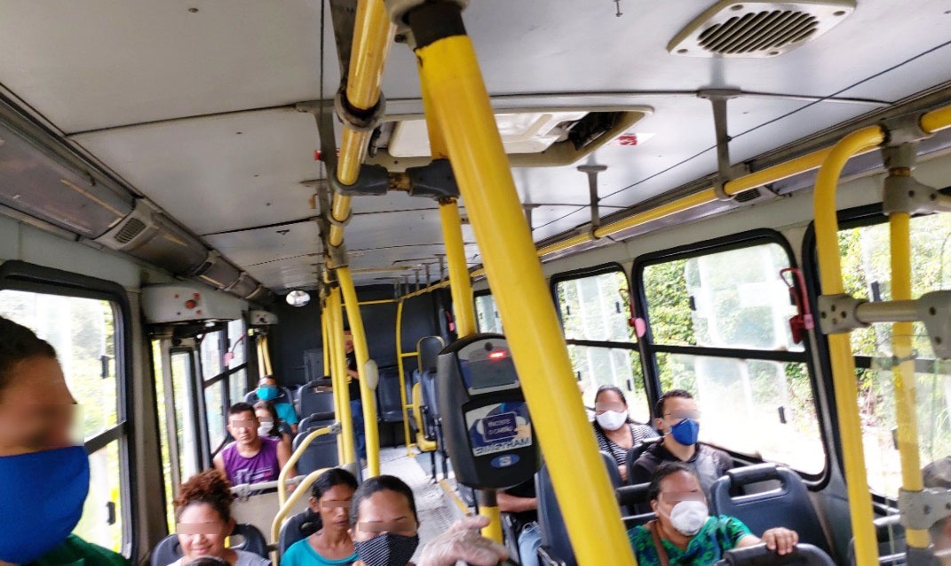 Passageiros de ônibus 086 são flagrados sem máscara de proteção em Manaus 
