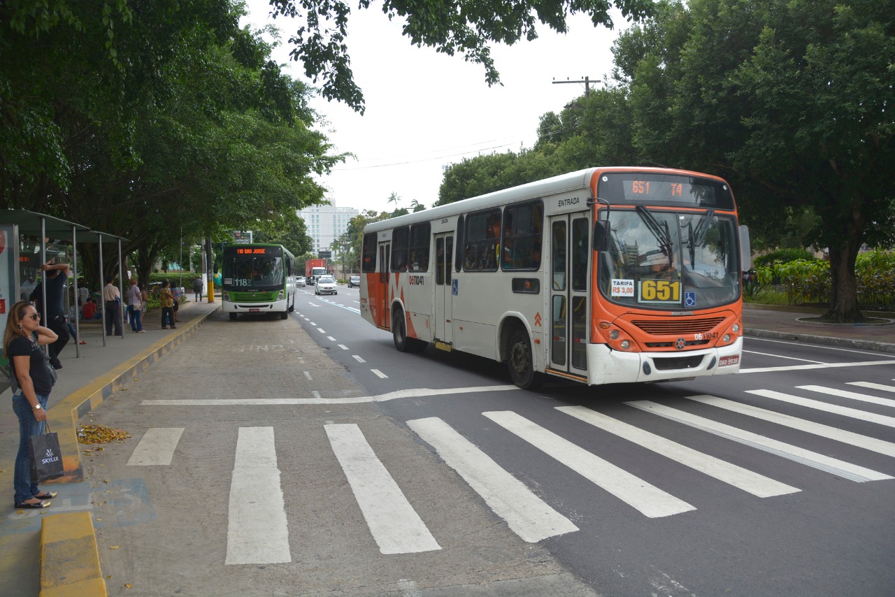 Prefeito proíbe lotação em ônibus do transporte público de Manaus 