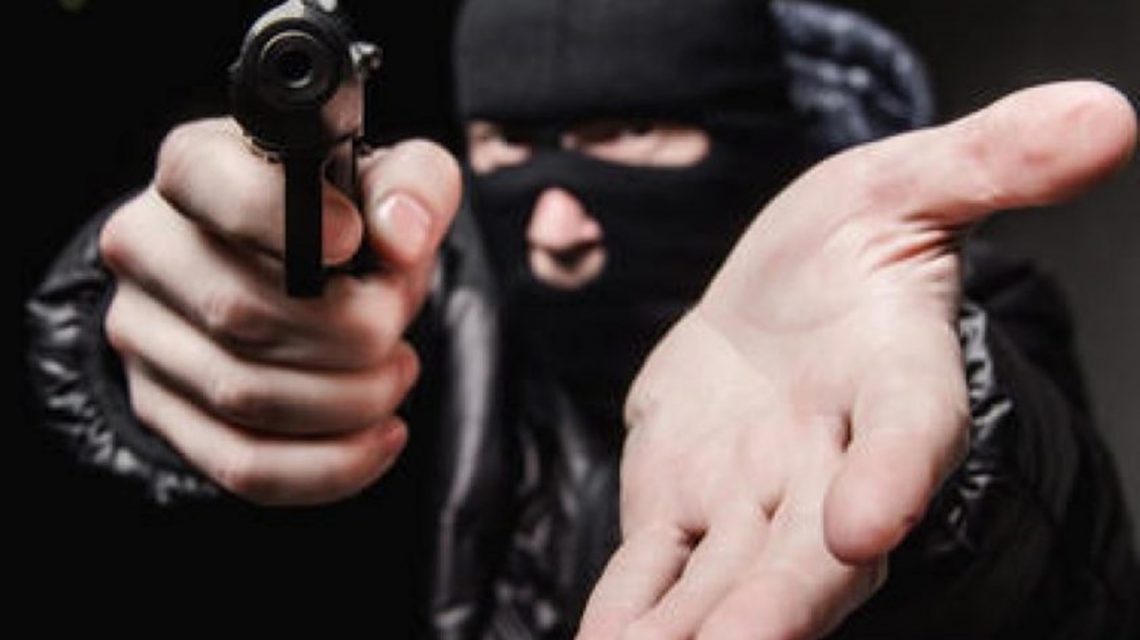 Armados, homens fazem família refém e roubam R$ 10 mil de drogaria em Manaus