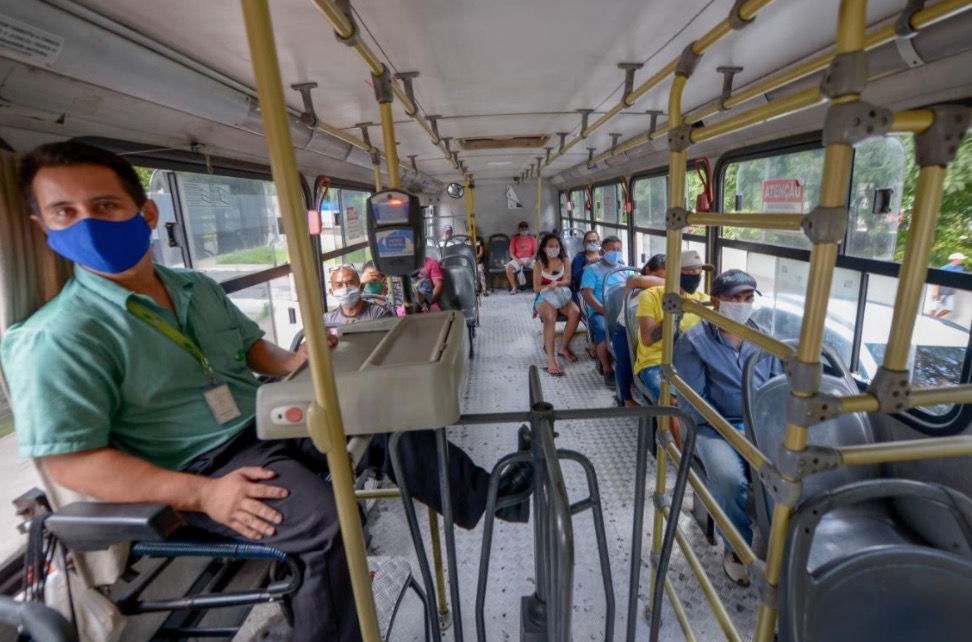 Ônibus do transporte coletivo só podem trafegar com passageiros sentados em Manaus