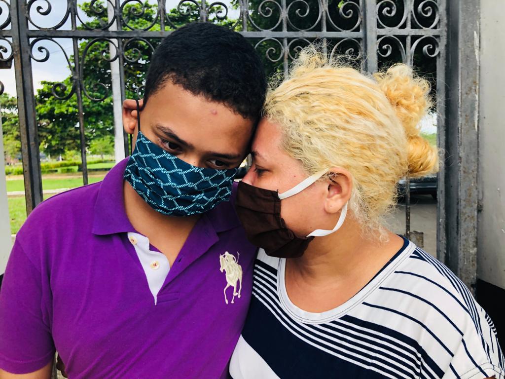 'Estaria viva se tivesse socorro', diz filha de mulher que morreu na porta de hospital em Manaus 