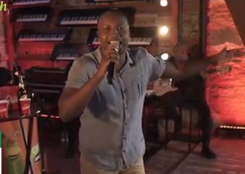 Thiaguinho anima fãs em casa com #VibeLive; assista