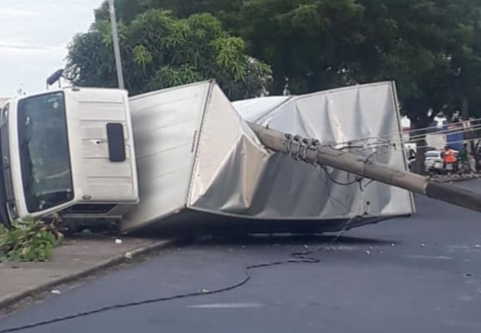Três postes desabam e carreta fica destruída em acidente em Manaus