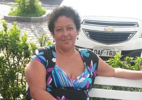 Após ter corpo trocado, mulher que morreu na porta de hospital é sepultada em Manaus 