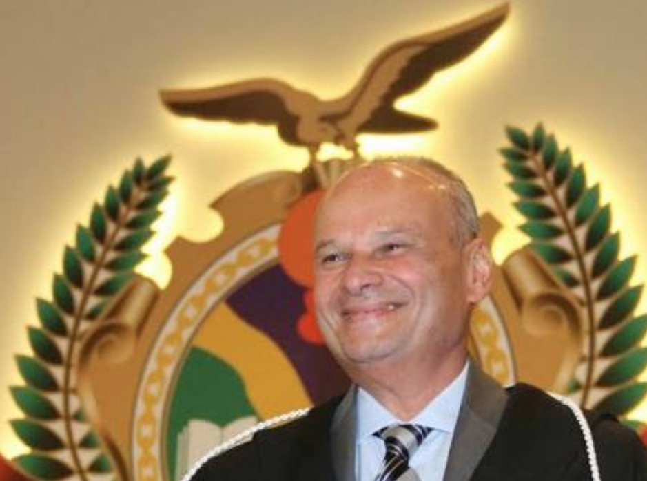 TRE Amazonas homenageia presidente do TCE com Medalha de honra