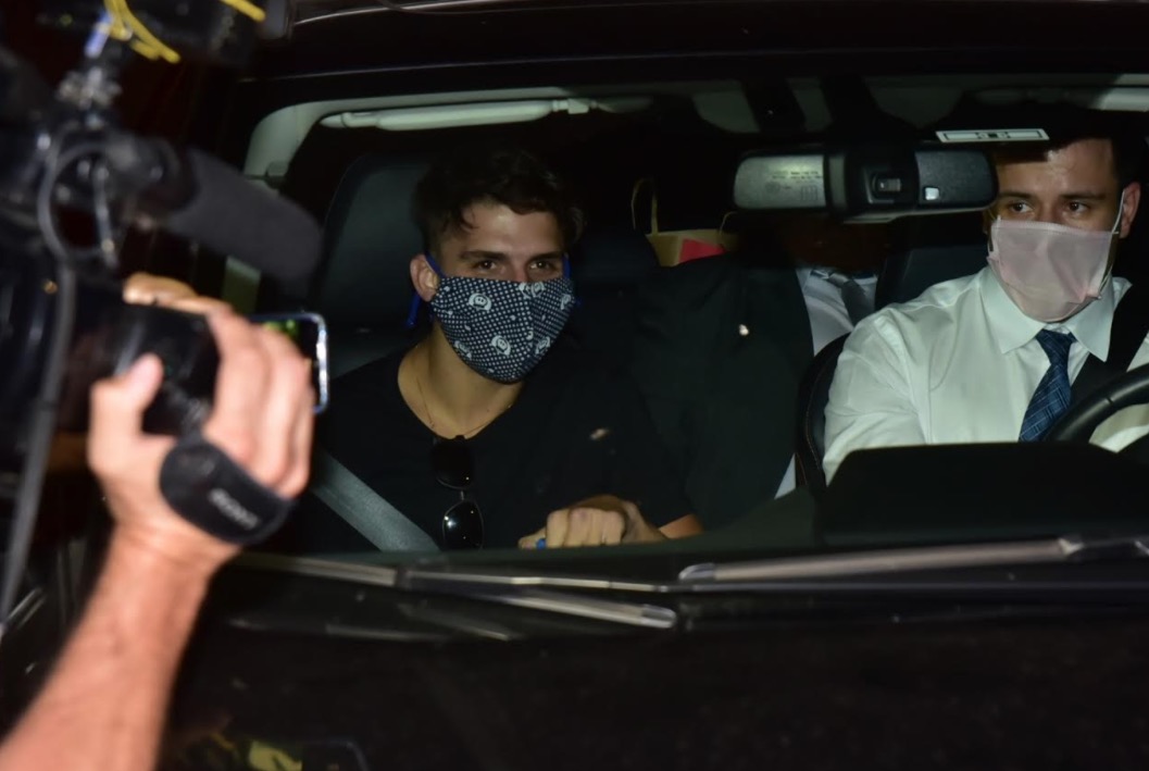 Ex-BBB Felipe Prior presta depoimento na delegacia após acusações de estupro 