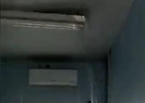 Vídeo: Água jorra do teto de base da PM durante chuva em Manaus