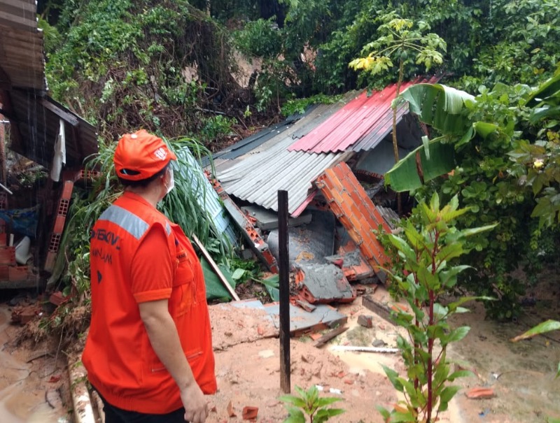 Manaus registra desabamento de muros e barrancos durante chuva torrencial