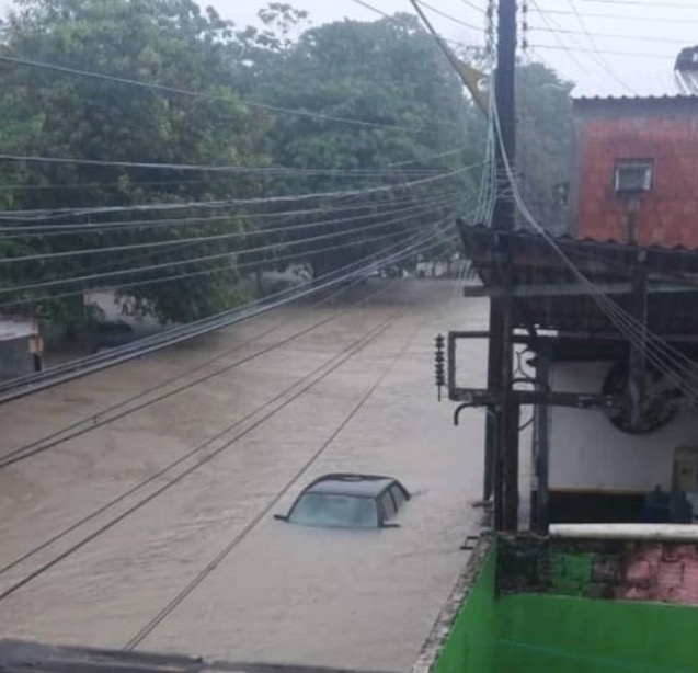 Igarapé do 40 transborda, 'engole' carros e invade casas durante chuva
