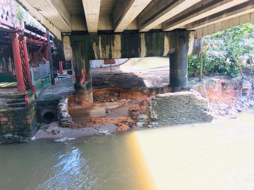 Ponte da Constantino Nery tem deslizamento de barranco e preocupa motoristas