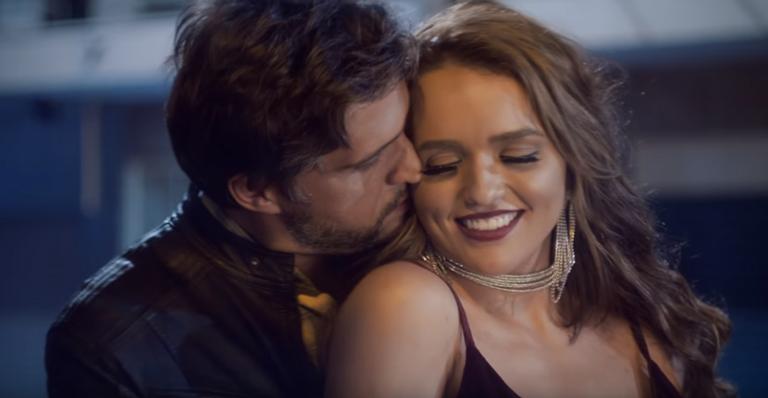 Sertanejo Léo Chaves se derrete por Rafa Kalimann durante live: 'ela é incrível'