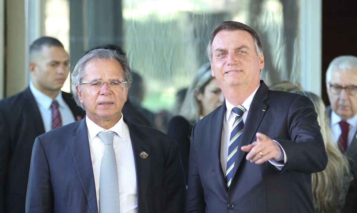 Em meio a rumores de pedido de demissão, Bolsonaro diz que Guedes é o 'homem que decide economia'