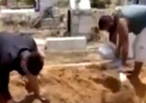 Vídeo: Após procurar corpo em frigorífico, família enterra idoso por falta de coveiro em Manaus