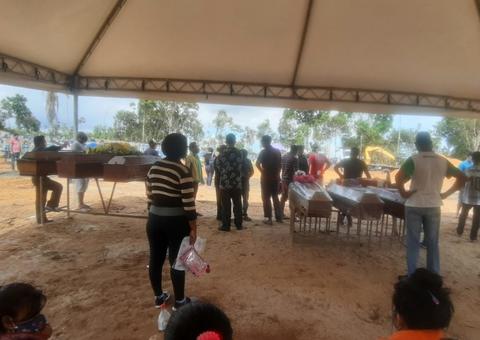 Vídeo: Caixões começam a ser empilhados dentro de covas em cemitério de Manaus