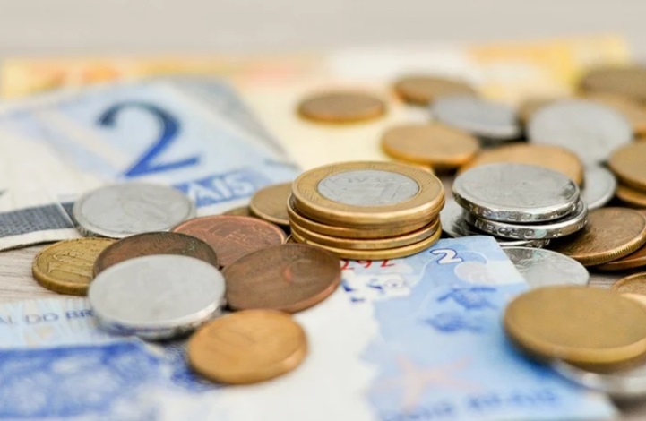 Proposta para ajuda de estados e municípios prevê congelamento do salário de servidores