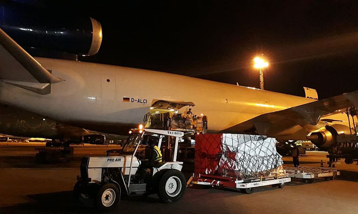 Covid-19: OMS pede mais voos para acelerar remessa de exames