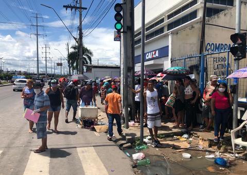 Sem receber auxílio emergencial, beneficiários fecham trânsito revoltados em Manaus