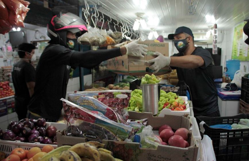 Feirantes oferecem delivery durante a quarentena em Manaus