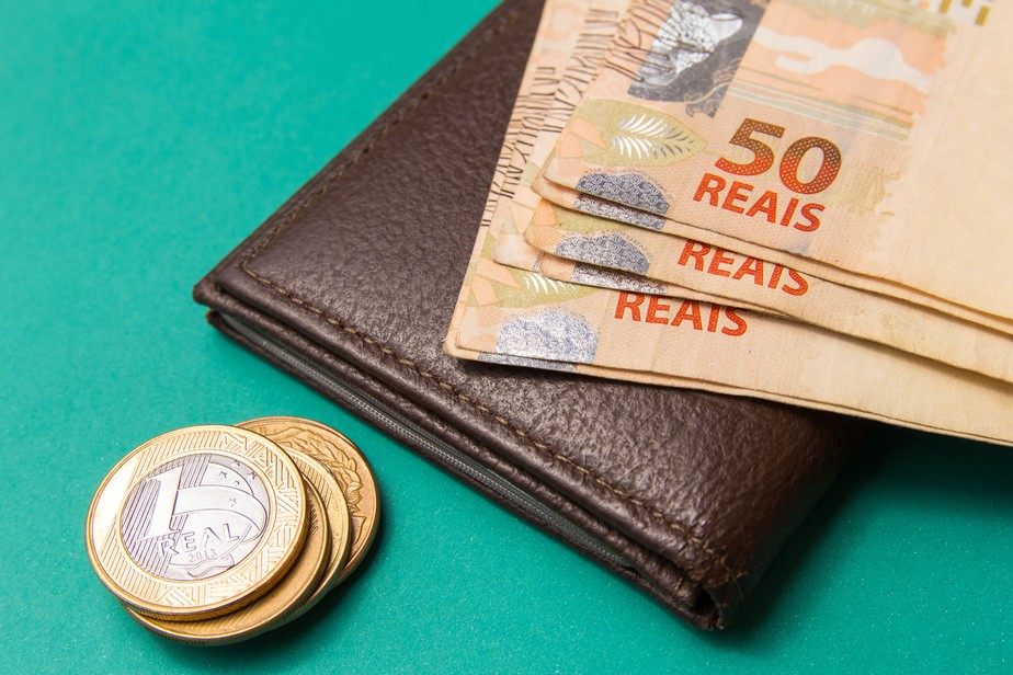 Metade de trabalhadores informais foram aprovados no auxílio emergencial; veja que recebe hoje