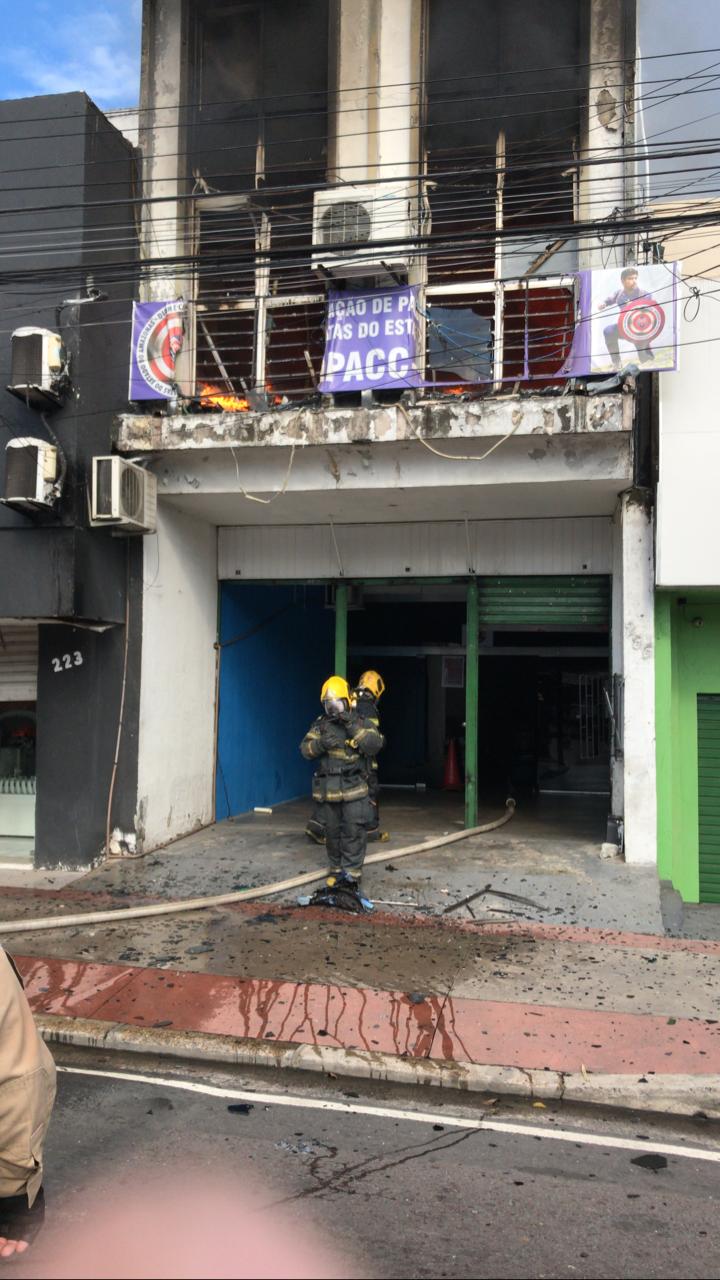 Edifício pega fogo e uma pessoa é resgatada pelos bombeiros em Manaus 