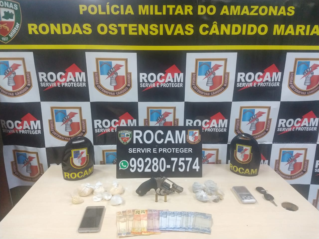 Homem é preso com arma e drogas em rua de Manaus 