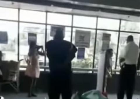 Mulher tira calcinha em supermercado e coloca no rosto após ser barrada por estar sem máscara