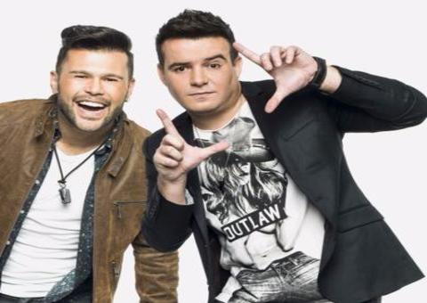 Durante live, Marcos da dupla com Belutti vai ao banheiro e esquece microfone ligado