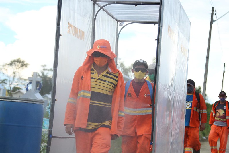 Prefeitura instala cabine de sanitização para funcionários do cemitério de Manaus 