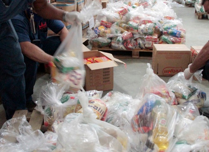 Funcionário de terceirizada é flagrado desviando alimentos de merenda escolar em Manaus 