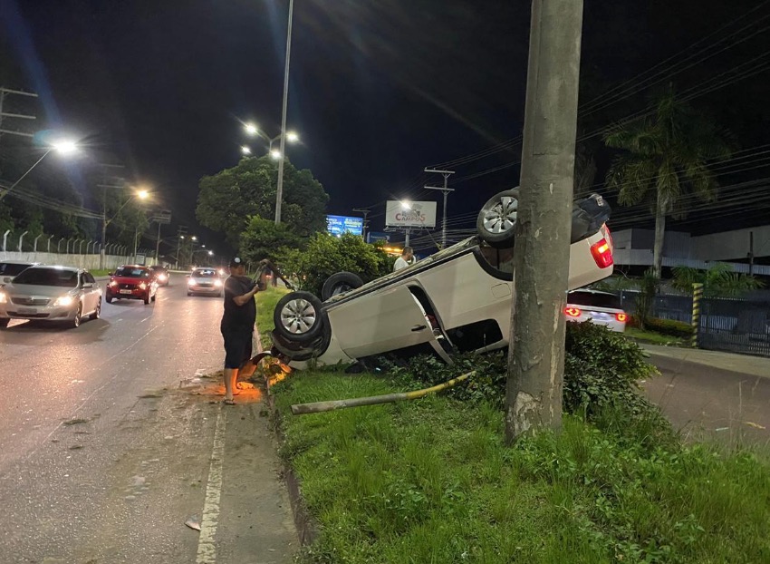 Caminhonete ultrapassa em alta velocidade e acaba capotando em avenida de Manaus