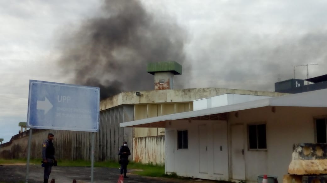 Presos ateiam fogo em colchões e prometem massacre em UPP em Manaus