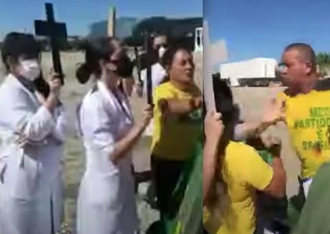Apoiadores de Bolsonaro agridem enfermeiros durante protesto em Brasília