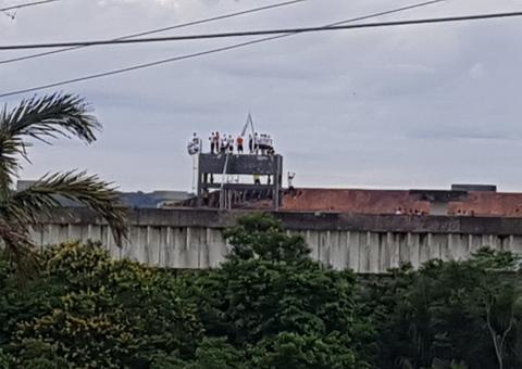 Detentos perfuram refém com vergalhão durante rebelião em UPP de Manaus