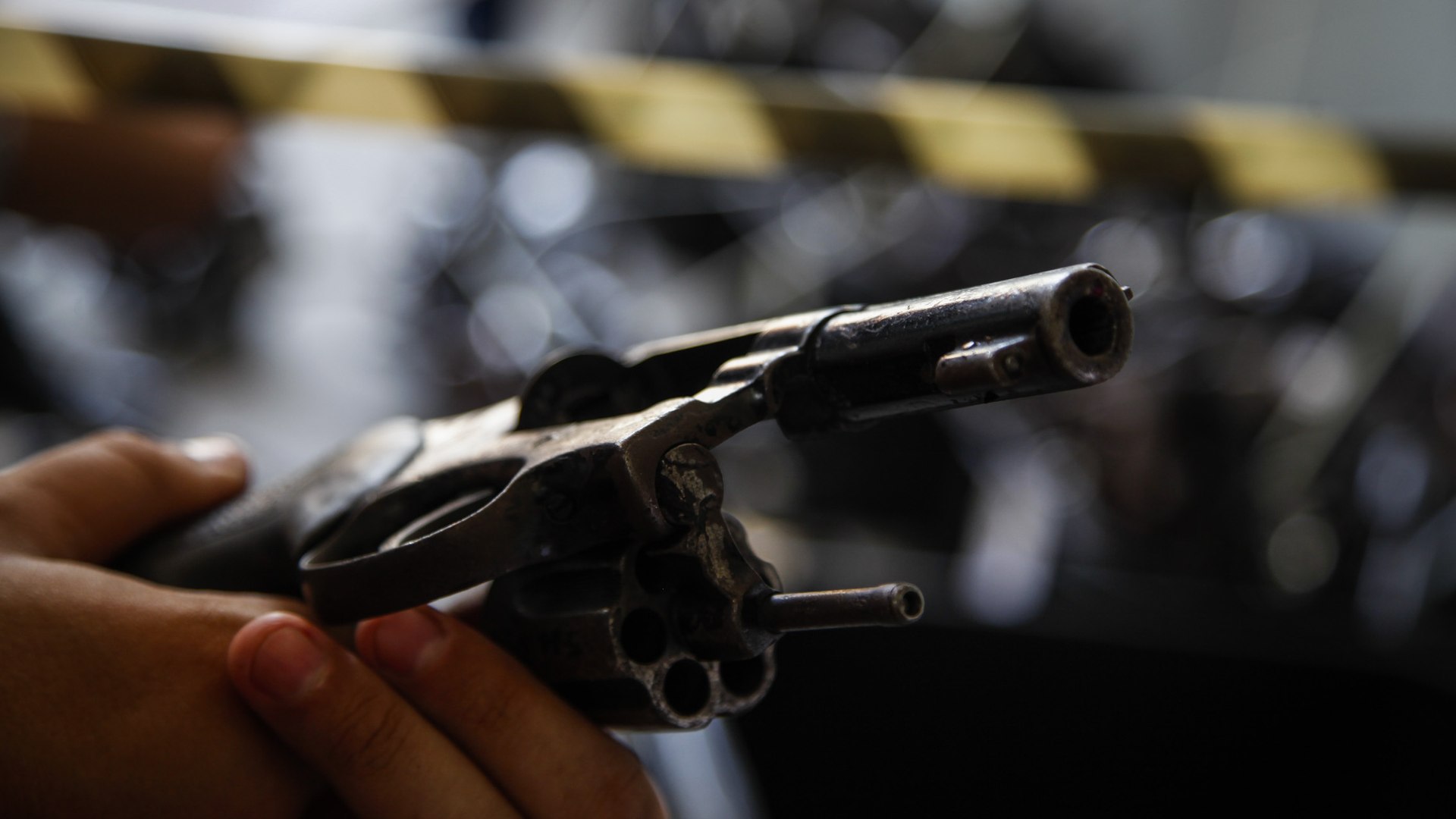 Cliente e criminosos trocam tiros durante assalto a lanchonete em Manaus