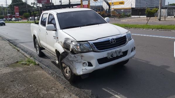 Viatura da PM e picape se chocam no meio de avenida em Manaus