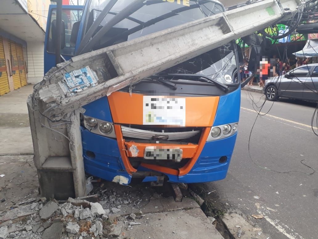 Em acidente grave, micro-ônibus racha poste ao meio em avenida de Manaus