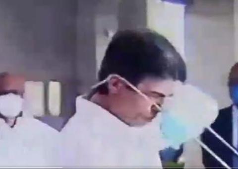 Vídeo: Em Manaus, ministro da Saúde Nelson Teich se atrapalha para colocar máscara