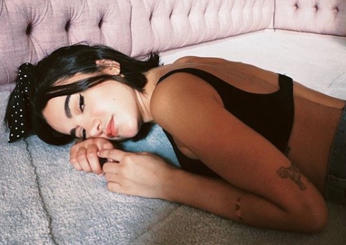 Após sumiço, Manu Gavassi anuncia live: 'É chegado o momento'