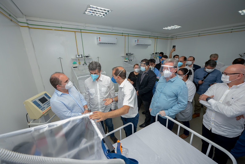 Ministro da Saúde conhece 'método Vanessa' em hospital de campanha em Manaus 