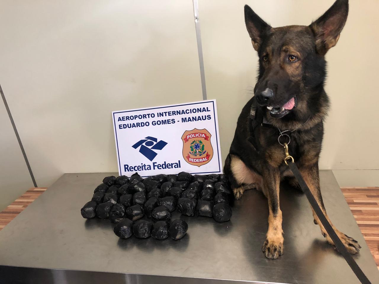Homem e mulher são presos com 8 kg de skunk em mala no aeroporto de Manaus 