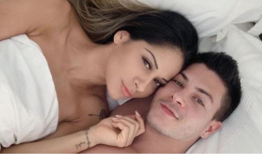 Separados, Mayra Cardi e Arthur Aguiar ainda dormem na mesma cama
