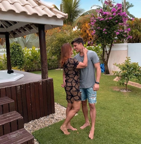  Namorado da mãe de Neymar volta para São Paulo e namoro segue sem exposição