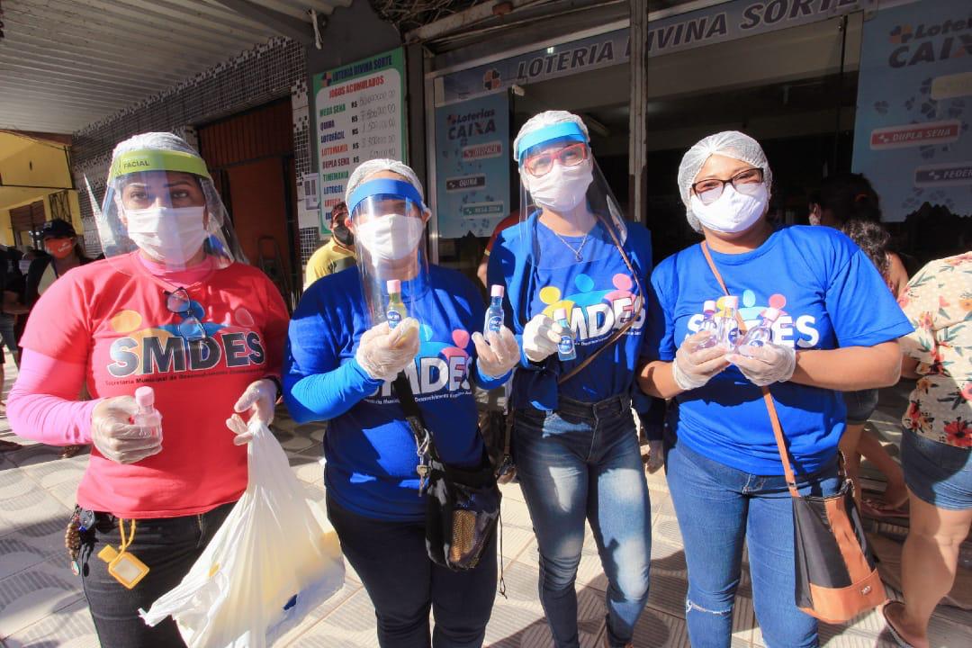 Prefeitura de Coari distribui máscaras e álcool em gel para a população