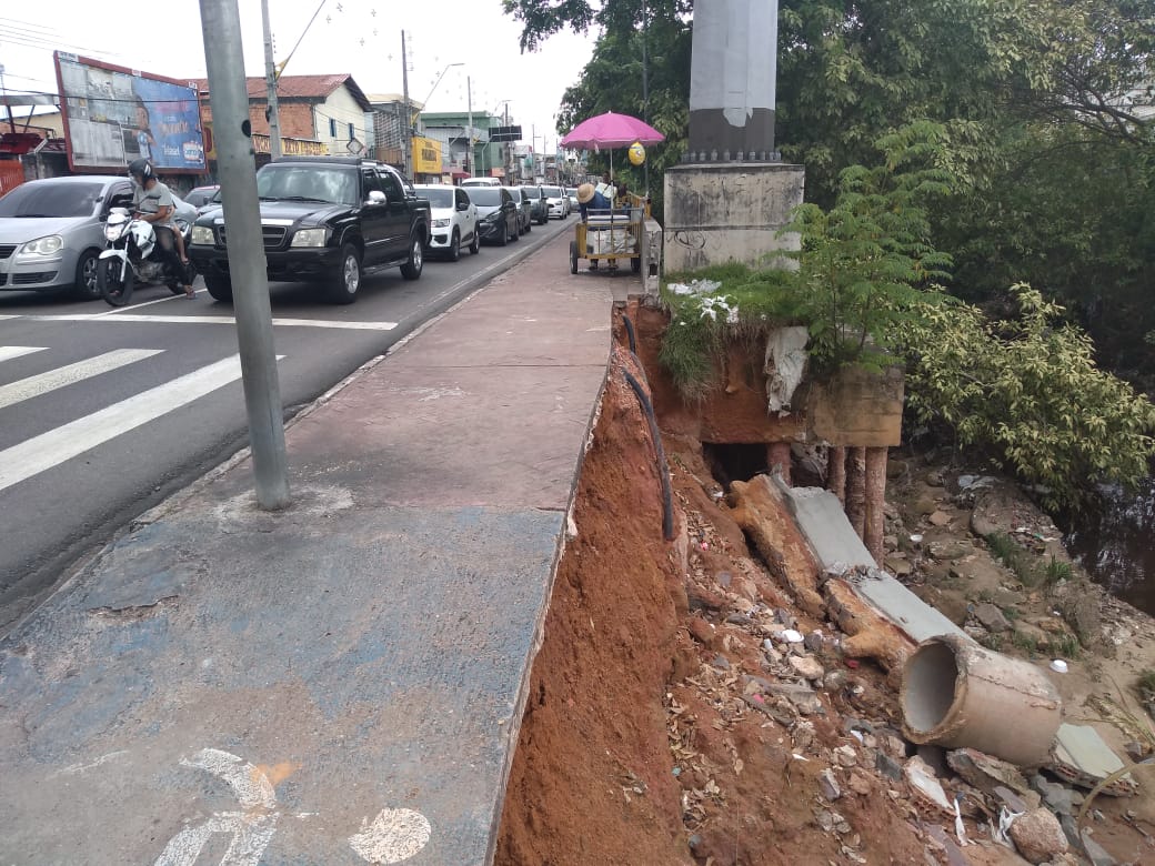 Parte de calçada desaba na avenida Brasil, em Manaus