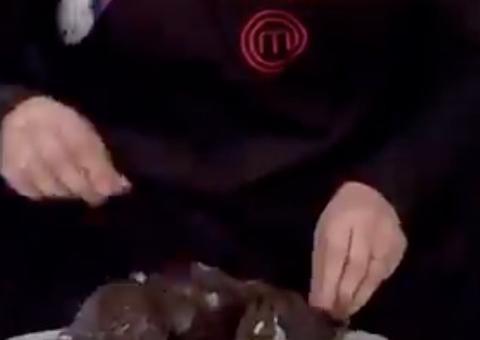 Participante do Masterchef faz protesto com ave e é expulsa do programa