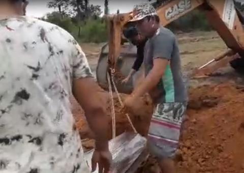 Após fazer enterro sozinha, família se revolta com falta de funcionários em cemitério no Amazonas