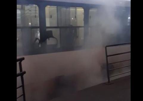 Ônibus pega fogo e desespera passageiros em terminal de Manaus