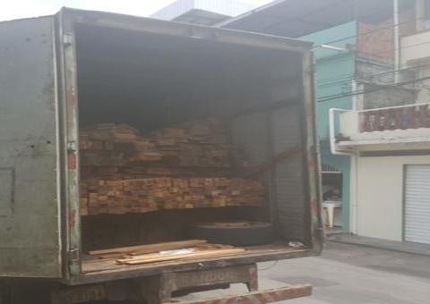 Homens são detidos com madeiras e carga de carvão ilegais em Manaus