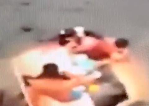 Carro com família perde o controle e vai parar em rio no Amazonas; Veja vídeo